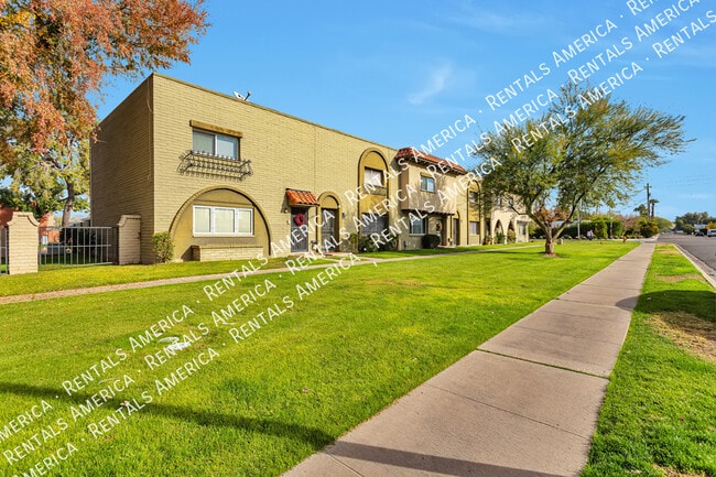 Foto del edificio - 2964 E Clarendon Ave