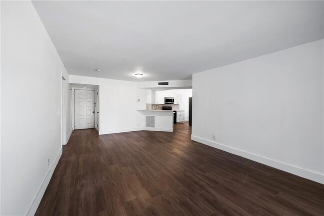 Foto del edificio - 8851 Wiles Rd