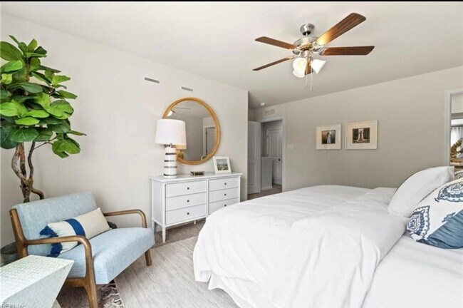 Foto del edificio - 4 Bedroom Townhome in Newport News