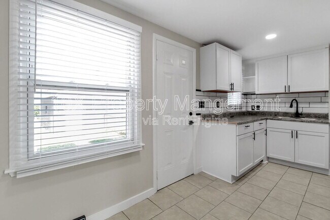 Foto del edificio - 1047 S James Rd