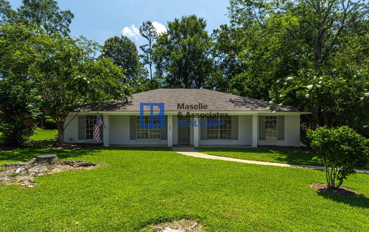 Foto principal - Charming 4-Bed, 2.5-Bath Home in the Heart...