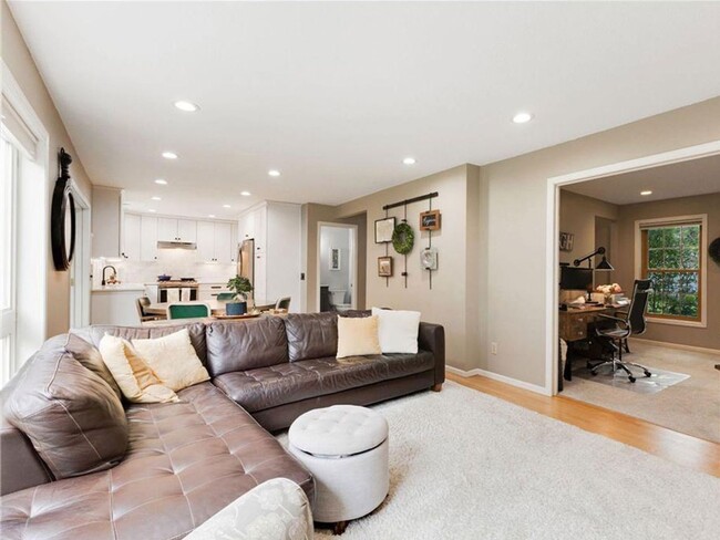 Foto del edificio - Spacious Like-New 2-Story with Office, Fireplace, Sunroom, Gourmet Kitchen & More!