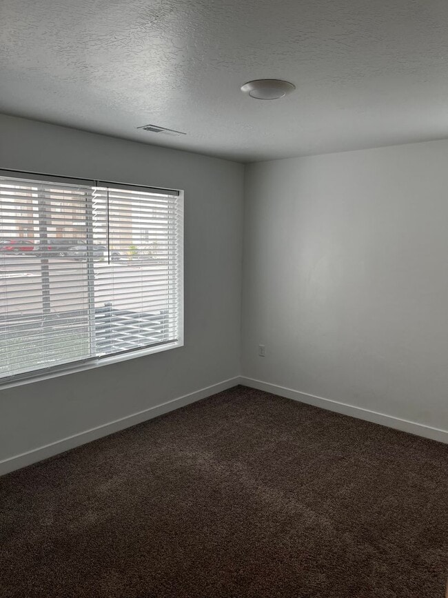 Foto del edificio - Beautiful Row End Townhouse