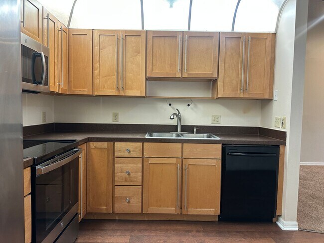 Building Photo - 2 Bedroom duplex with fenced yard and 1 ca...