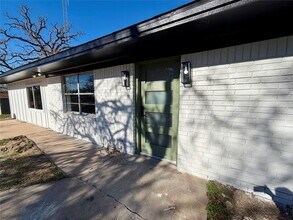 Building Photo - 100 Shady Oaks Ln