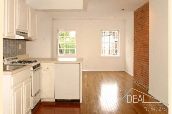 Building Photo - Spacious Studio Apartment in Upper West Side!