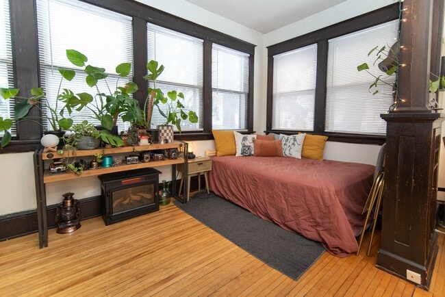 Building Photo - 419 W Franklin Ave