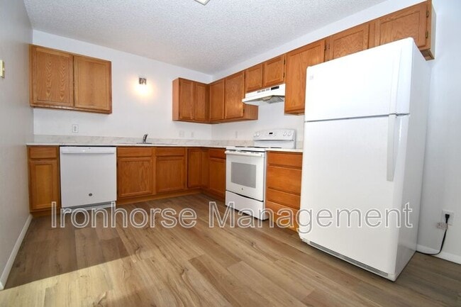 Building Photo - 811 W Villard St