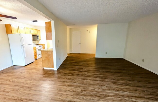 Building Photo - VIEW RIDGE 2 bedroom End Unit Condo in Secure Building