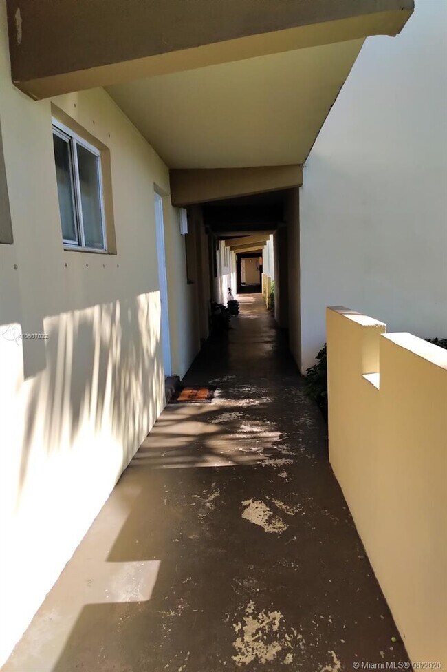 Foto del edificio - 7725 N Kendall Dr