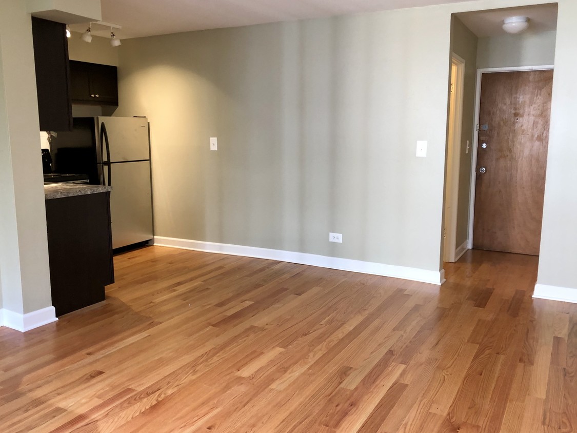 Livingroom 1 - 5750 N Sheridan Rd