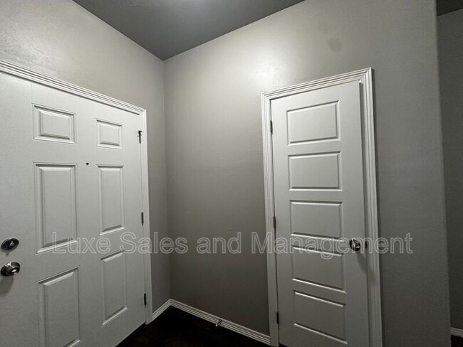 Building Photo - 2225 Fallview Dr