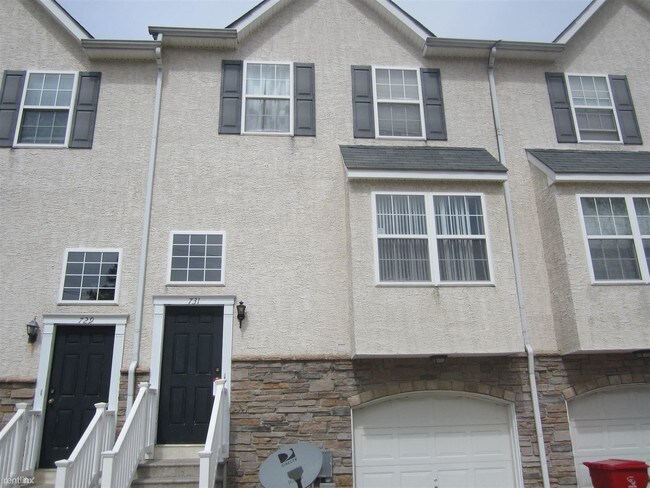 Building Photo - 731 E Oak St