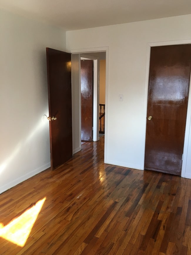 Foto del edificio - 1051 White Plains Rd