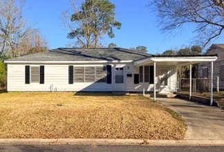Building Photo - 909 Lake Ct Dr