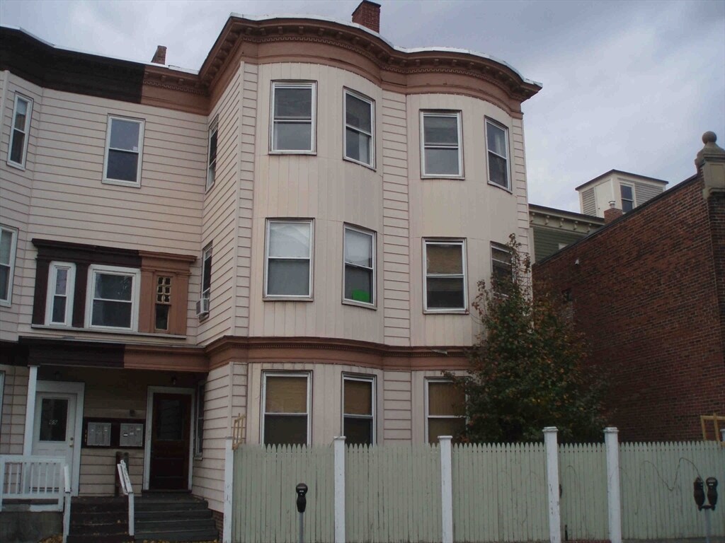 Building Photo - 63 River St