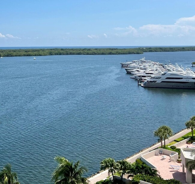 Foto del edificio - 132 Lakeshore Dr