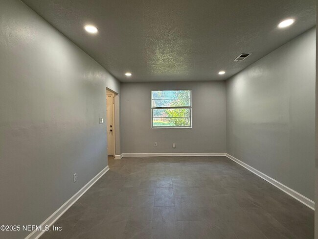 Foto del edificio - 1909 Layton Rd