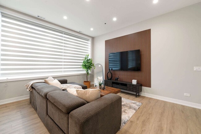 Building Photo - 801 S Western Ave