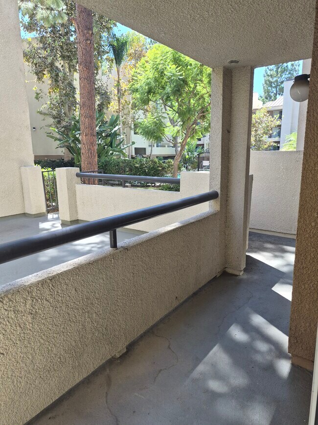 Foto del edificio - 21400 Burbank Blvd