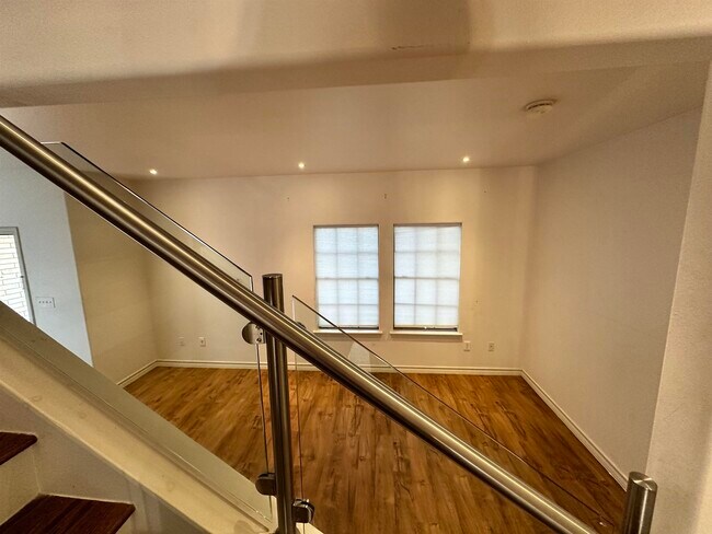 Foto del edificio - 2445 Monarch Dr