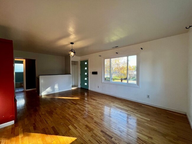 Foto del edificio - Non-Refundable & Security Deposit Total: $2300.00