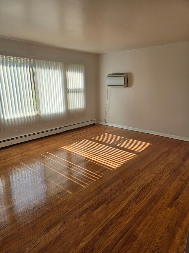 Sala de estar - 7529 N. Oakley Ave.