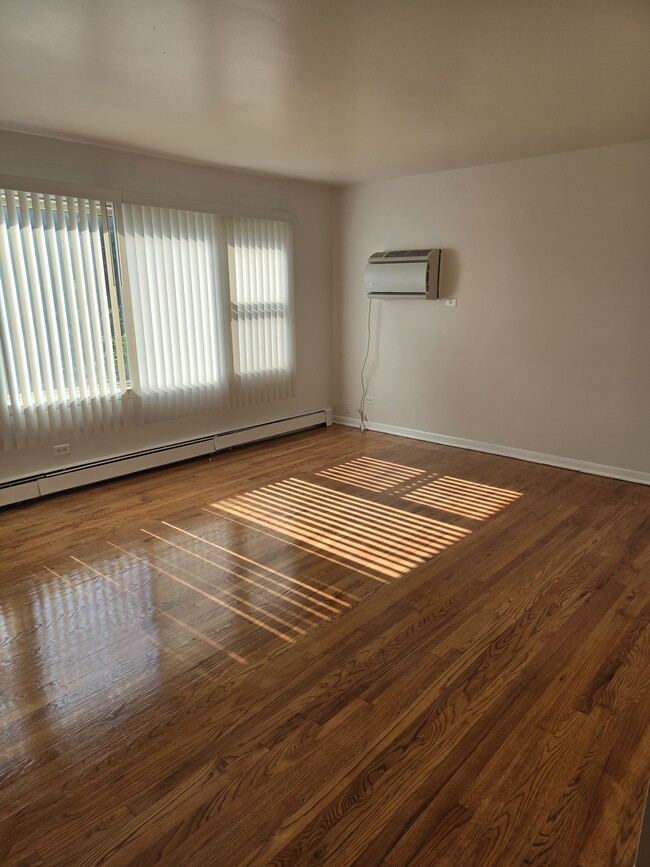 Living room - 7529 N. Oakley Ave.