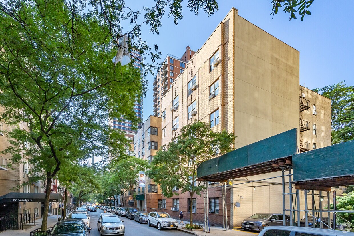 Primary Photo - 310-322 E 75th St