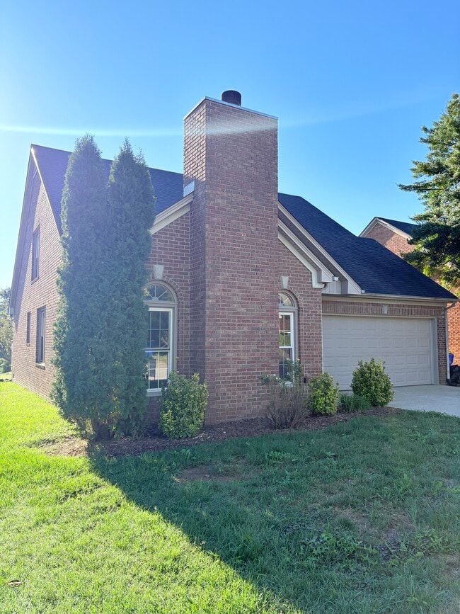 Building Photo - 747 Steeplechase Way
