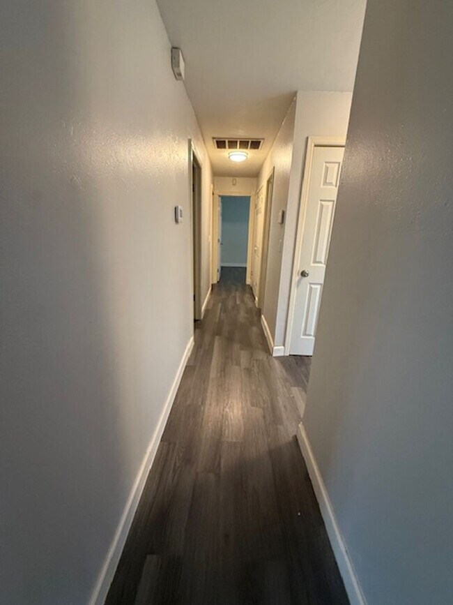 Foto del edificio - 3 bedrooms - 1.5 baths - Wood-look Floors ...