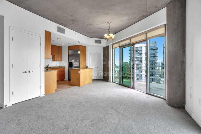 Building Photo - 801 Ash St