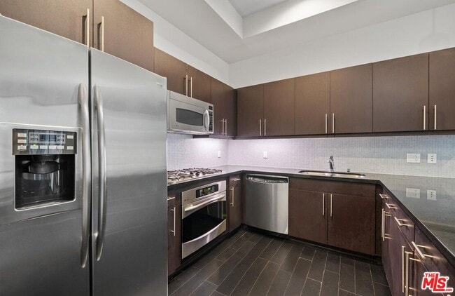 Building Photo - 655 S Hope St