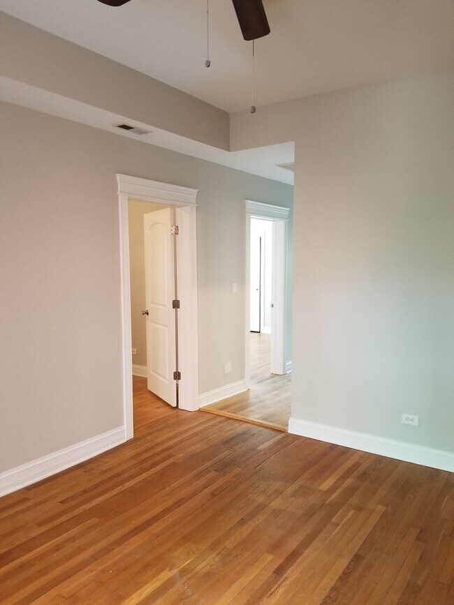 Building Photo - 1260 W Carmen Ave