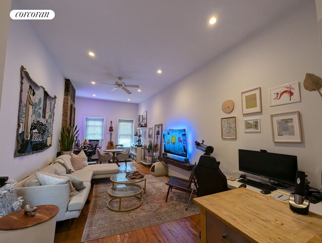 Foto del edificio - 236 E 6th St