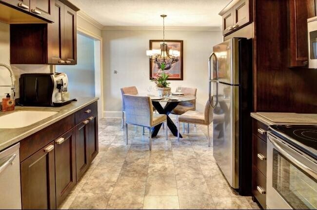 Kitchen - 2076 Chateau Ct