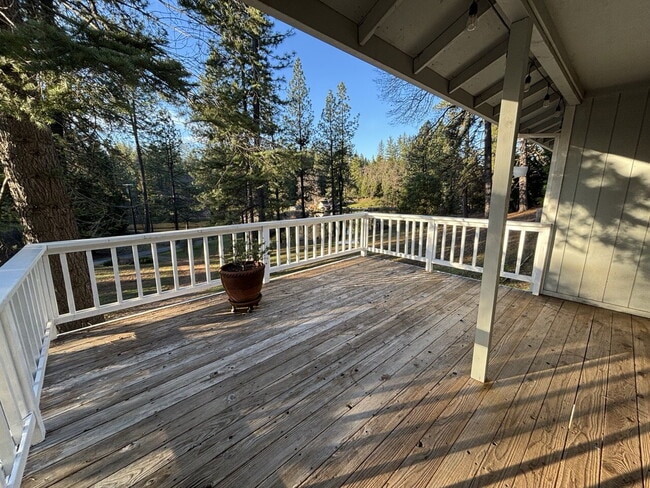 Foto del edificio - 3 bedroom home on community pond - great fishing!