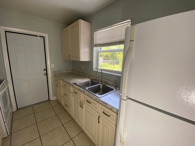 Building Photo - Three bedrooms one bath Deltona