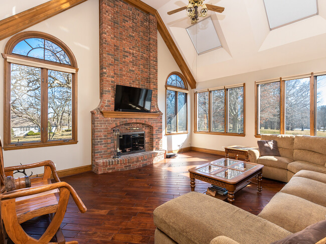 Building Photo - 29W350 Oak Knoll Rd