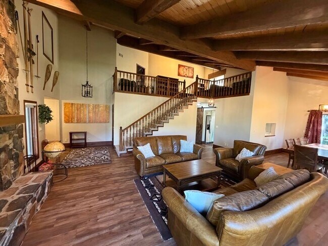 Foto del edificio - Beautiful Bountiful Home Near Temple & Mueller Park – Prime Location