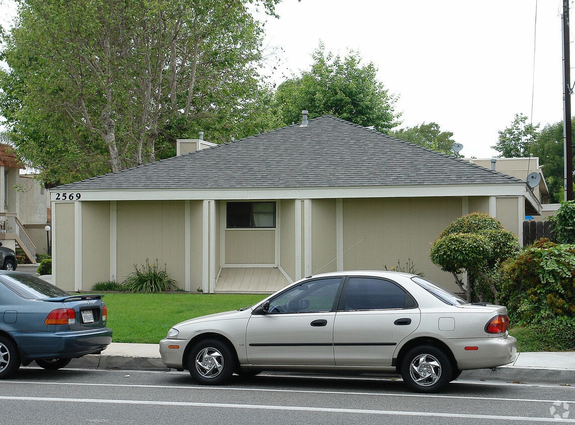 Building Photo - 2569 Santa Ana Ave