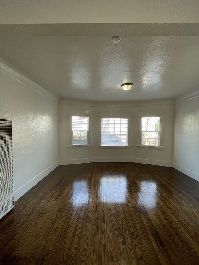 Building Photo - Great Upper Unit