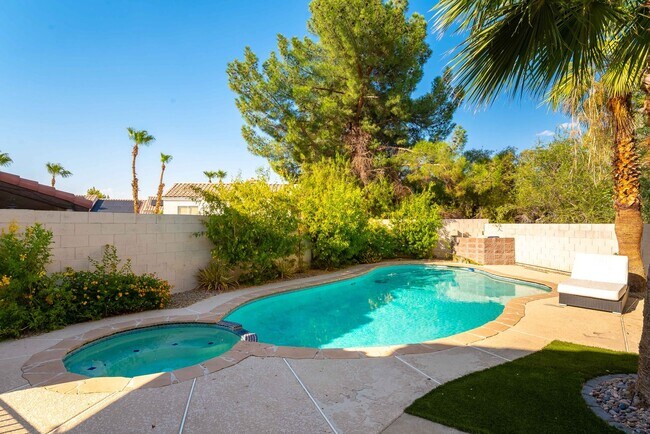 Foto del edificio - 4-Bed Green Valley Home with Private Pool ...