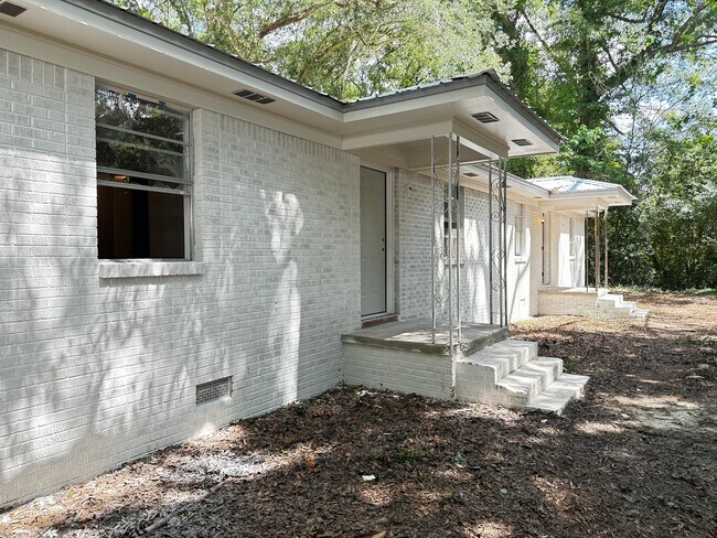 exterior - 450 Manila St