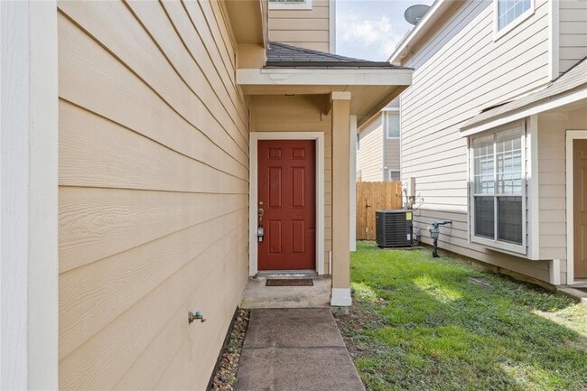 Building Photo - 16635 Newglen Ln