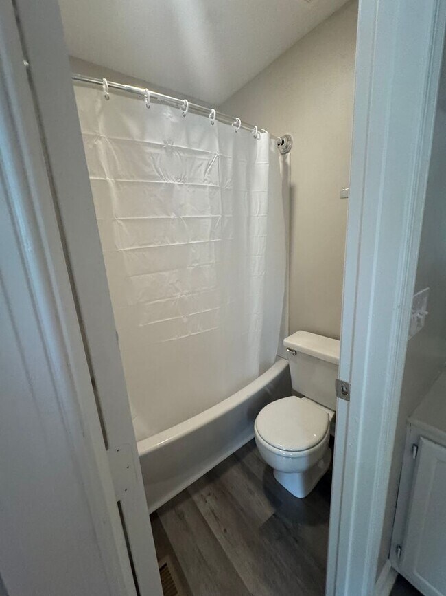 Building Photo - Great three bedroom, two bath house. Great...