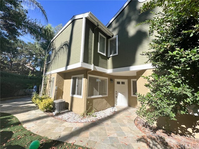 Building Photo - 2 Meadowood