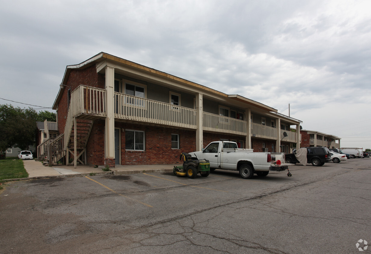 Building Photo - Eagle's Pointe