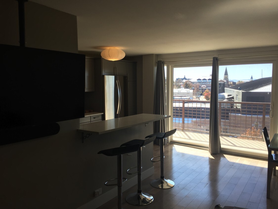 Piso alto con vista al campus de la universidad DU - 2225 Buchtel Blvd S