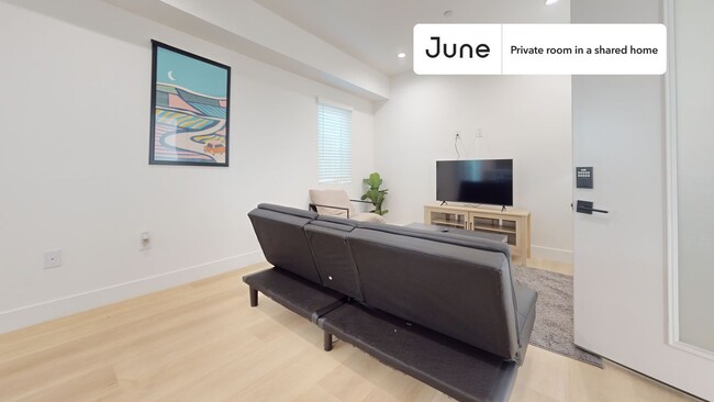 Building Photo - Private bedroom in 3 bed/2 bath Home